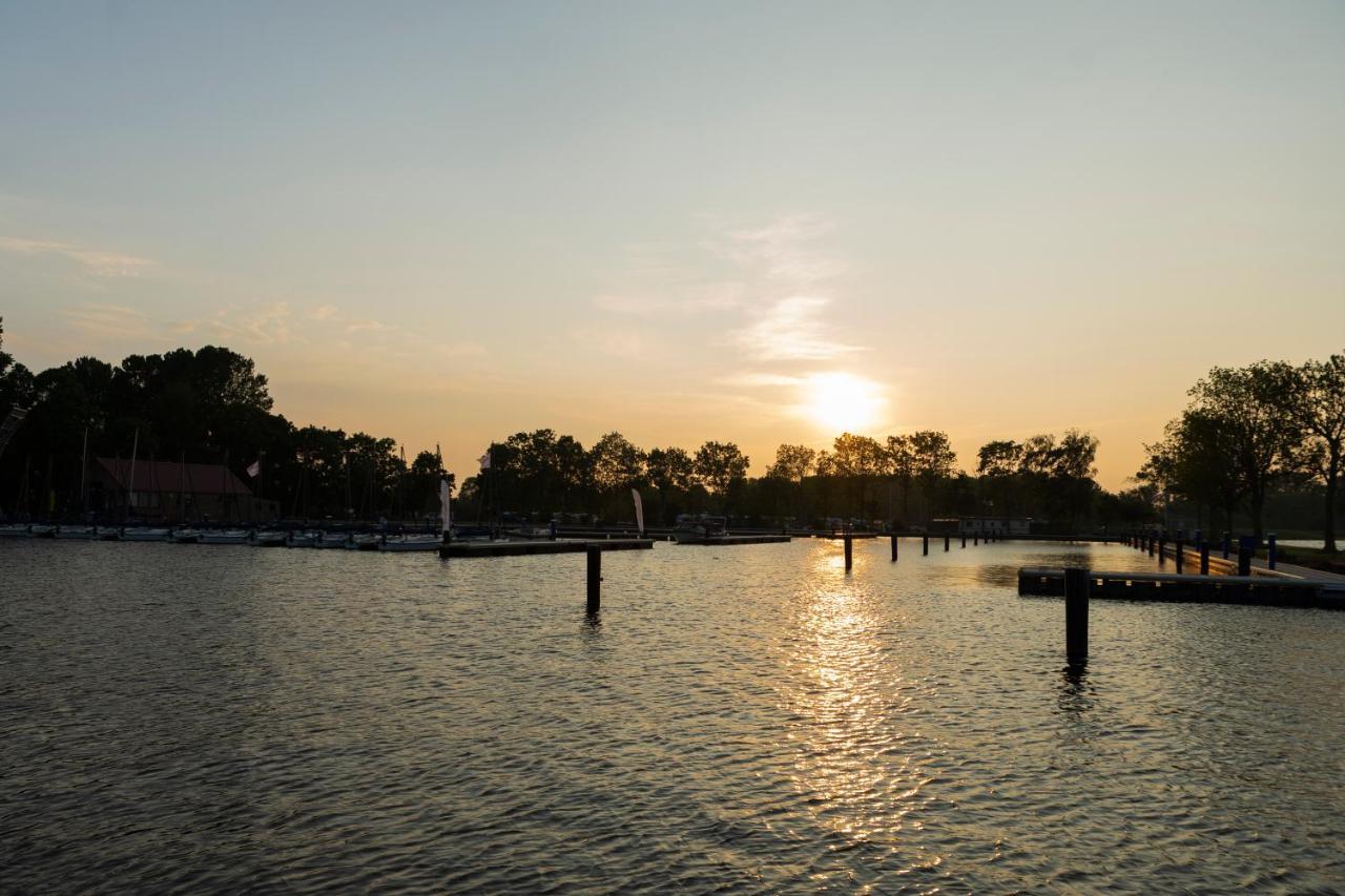 Houseboat Agua Dolce met tuin Villa Offingawier Bagian luar foto
